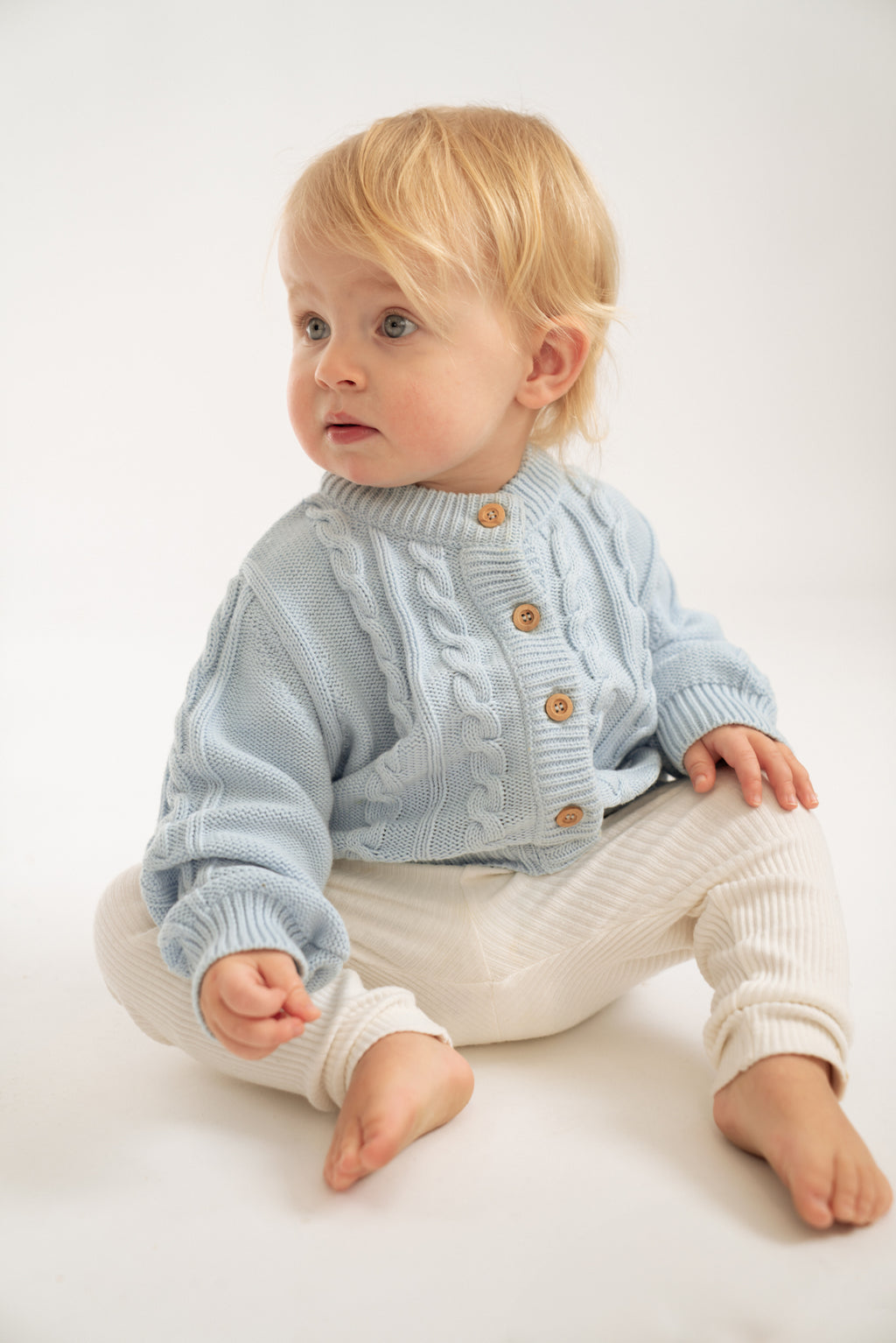 Baby trägt Kabelstrick-Strickjacke hellblau  aus 100% Bio-Baumwolle