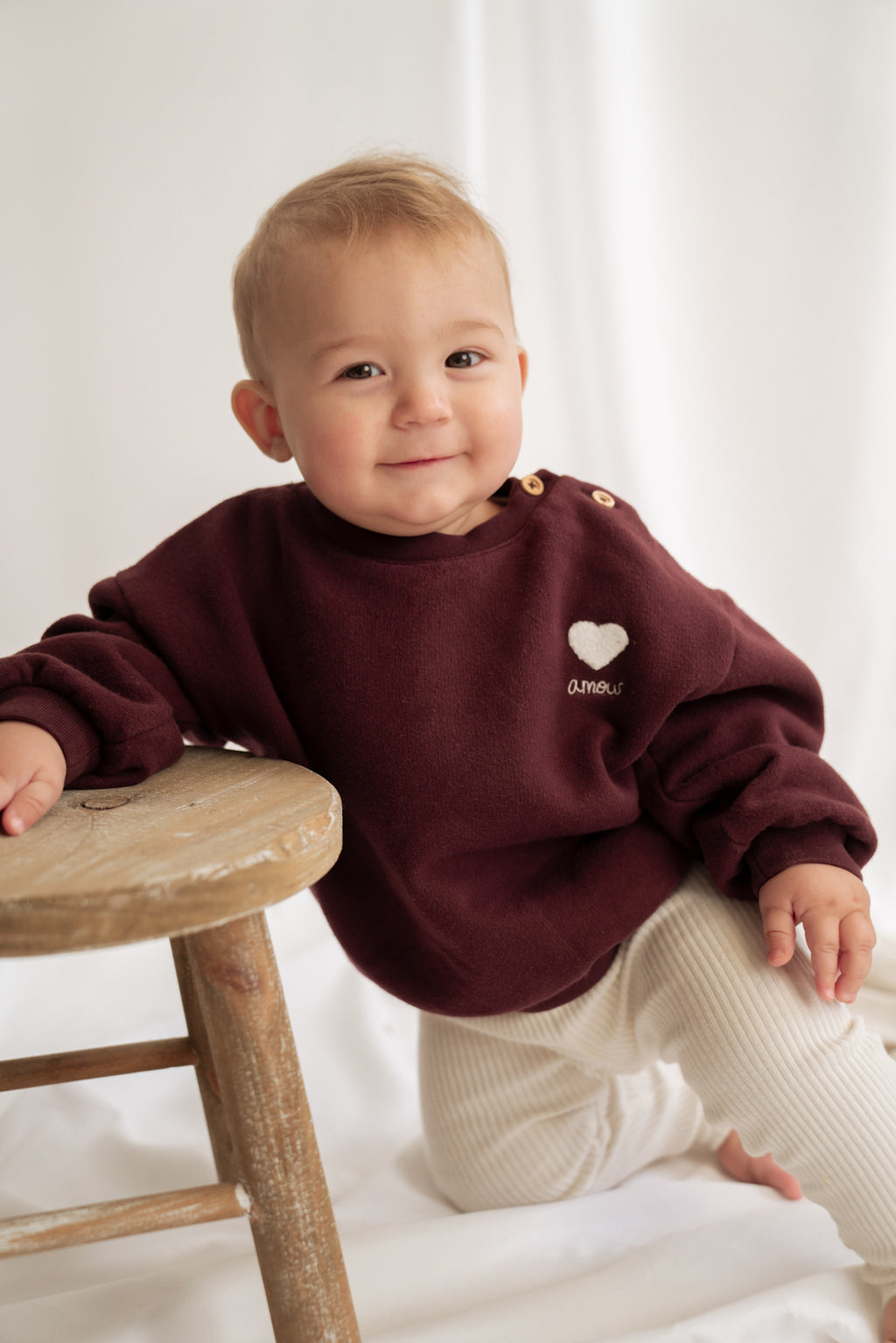Baby trägt Amour Pullover Port Royal aus 100% Bio-Baumwolle