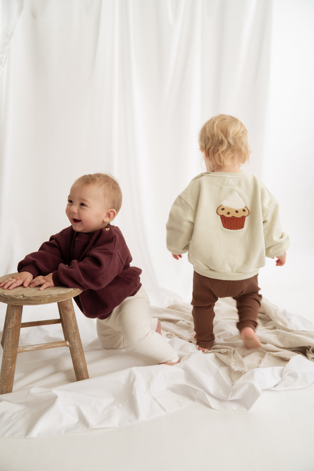 Babys tragen Pullover von VAMINA aus 100% Bio-Baumwolle