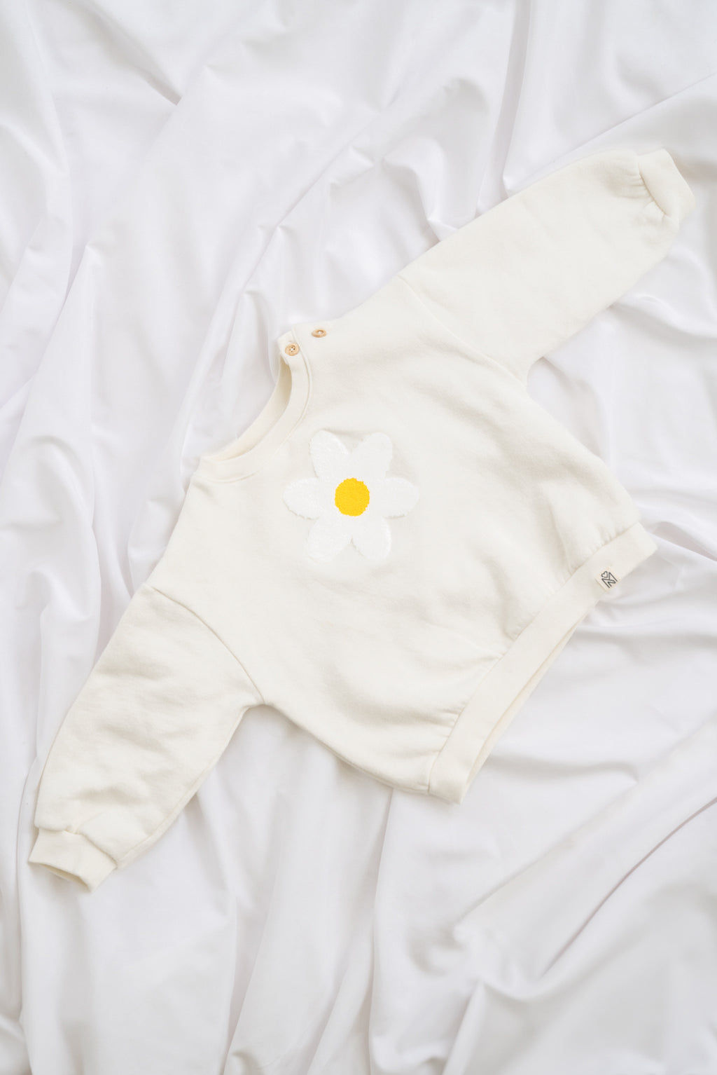 Fluffy Flower Baby-Pullover beige aus Bio-Baumwolle Vorderansicht