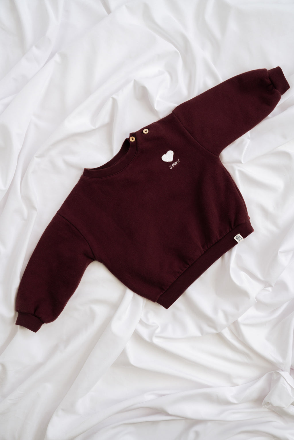 Amour Sweater VAMINA aus 100% Bio-Baumwolle liegend Vorderansicht