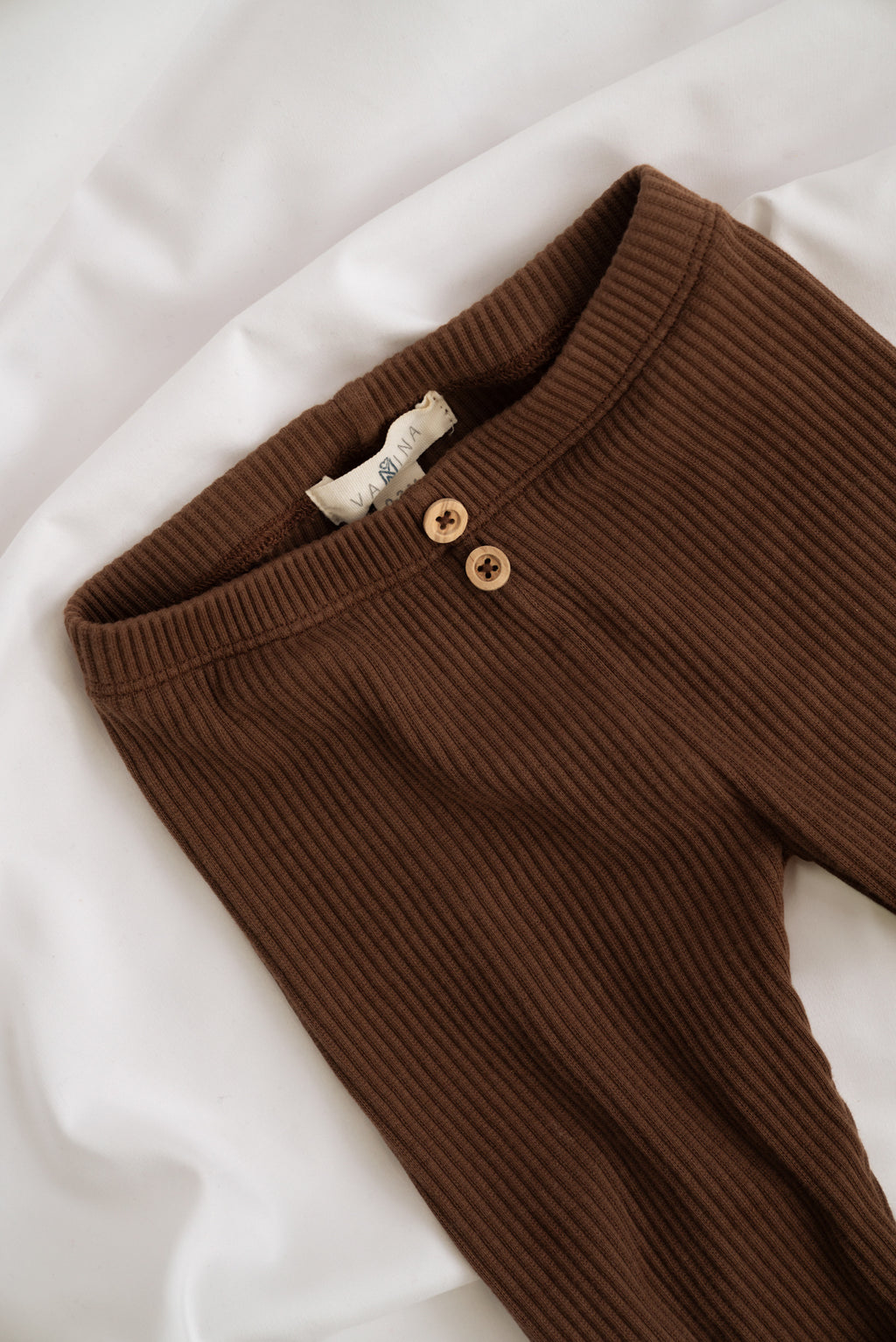 Baby und Kinder Leggings braun Detail Holzknöpfe 