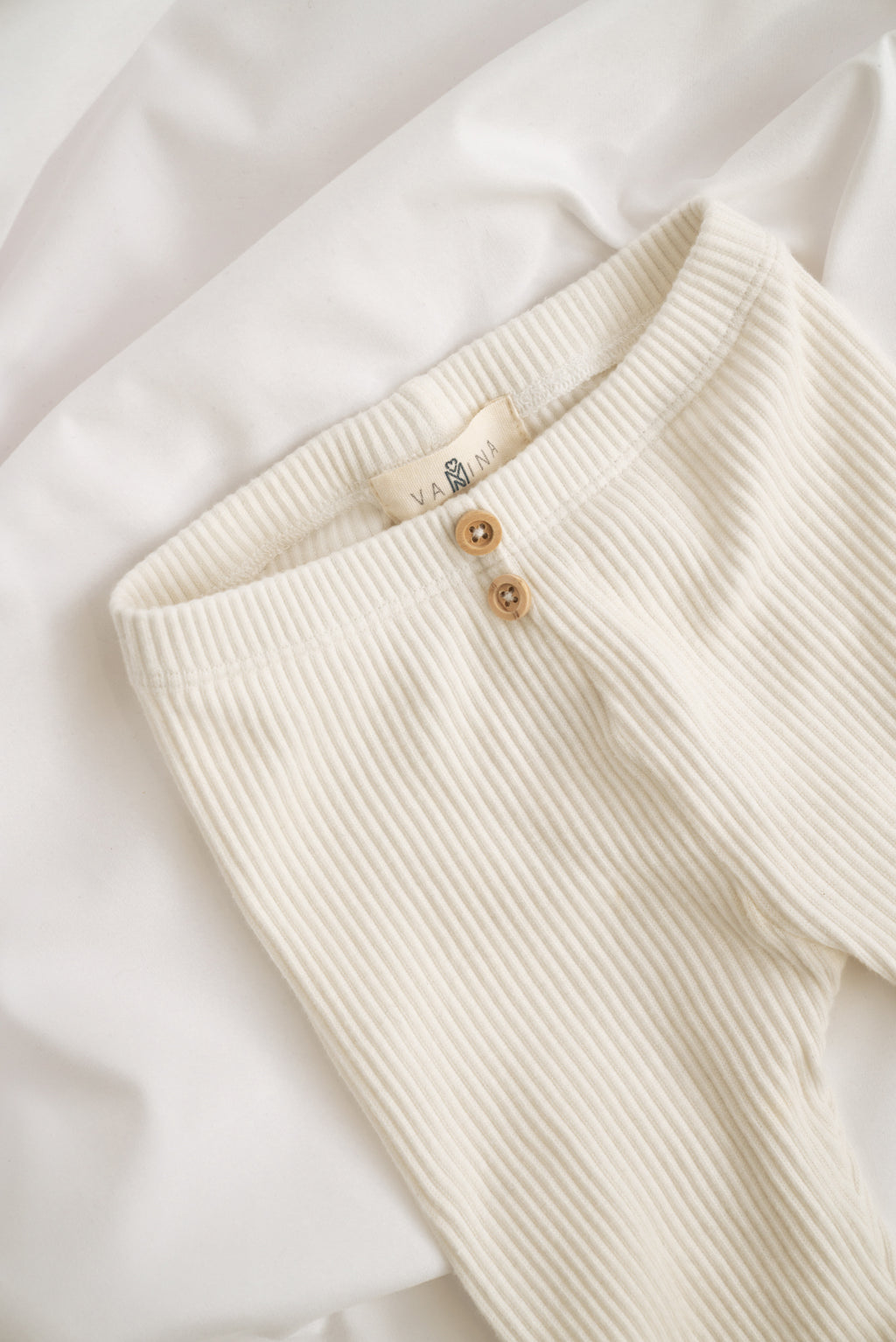 Baby und Kinder Leggings beige Detail Holzknöpfe 