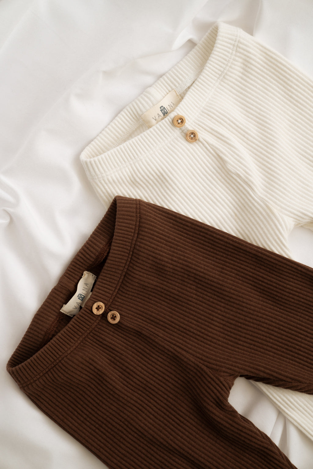 Baby und Kinder Leggings beige und braun Detail Rippstruktur und Holzknöpfe 