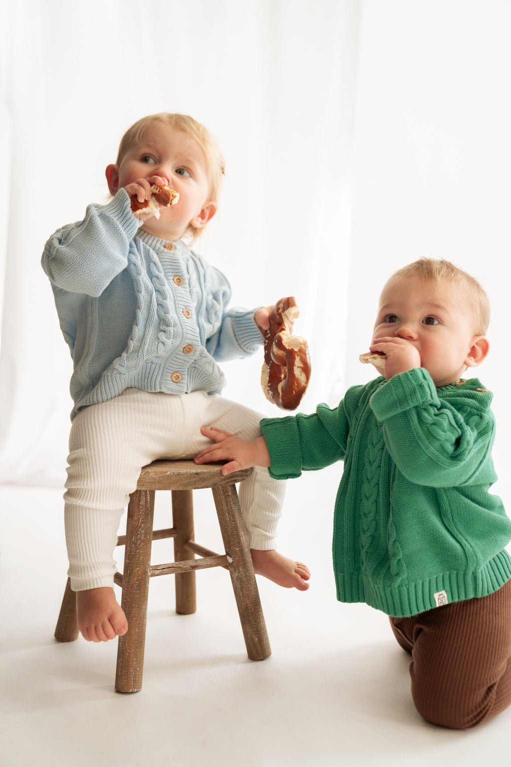Babys tragen Strickjacke und Strickpullover von VAMINA