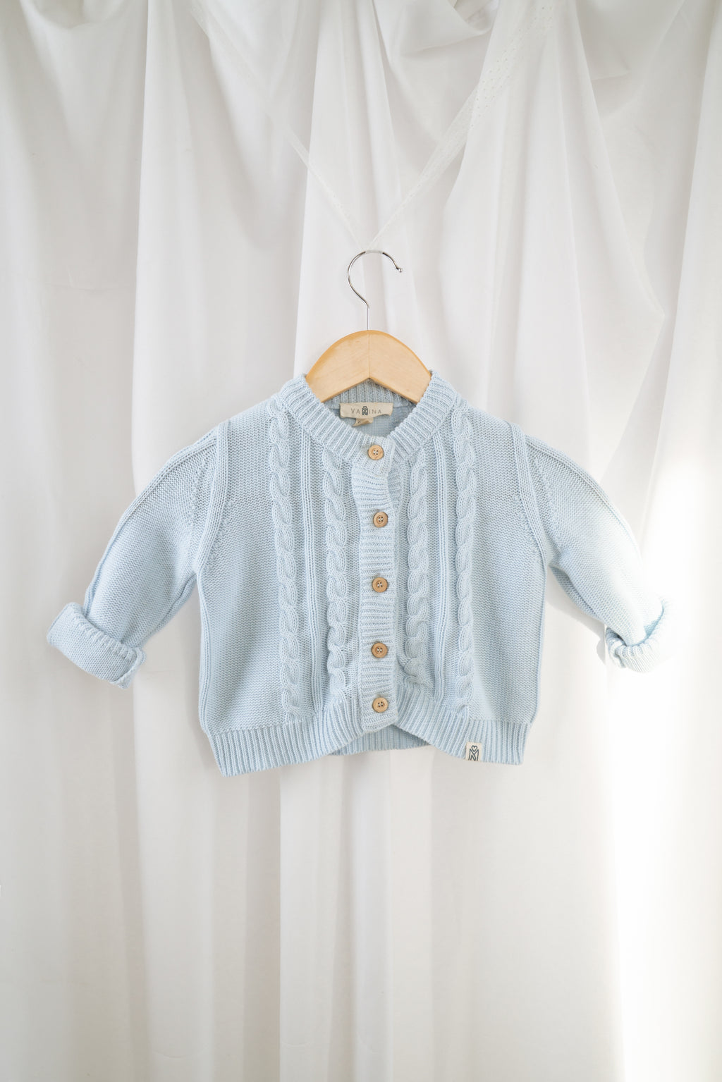 Baby und Kinder Kabelstrick-Strickjacke hellblau Vorderansicht aus 100% Bio-Baumwolle